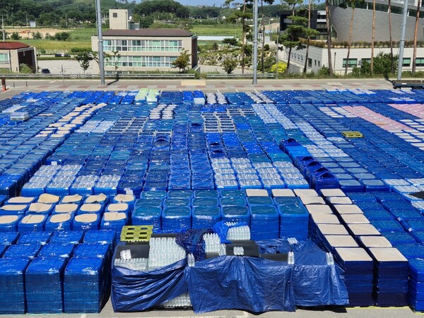 극심한 가뭄으로 재난사태가 선포된 강원도 강릉을 돕기위해 전국 각지에서 보내온 생수가 지난달 3일 강릉아레나 주차장에 가득 쌓여있다. photo 뉴스1