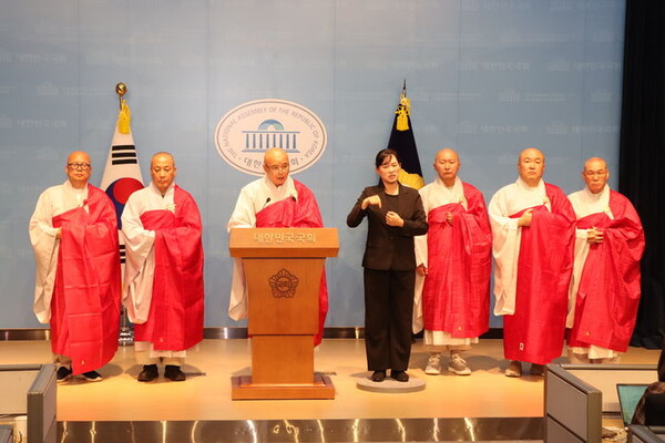 1일 국회 소통관에서 열린 기자회견에서 '정치권의 종단 모욕 및 명예훼손 행위에 대한 엄중한 입장' 성명을 발표하는 한국불교태고종 행정부원장 도성 스님(왼쪽에서 세번째). photo 뉴시스