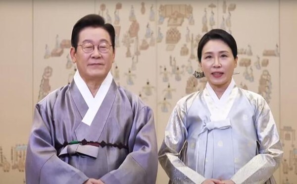 이재명 대통령과 김혜경 여사가 추석 연휴 이틀째인 4일 공개된 영상을 통해 명절 인사를 하고 있다. photo KTV 캡처