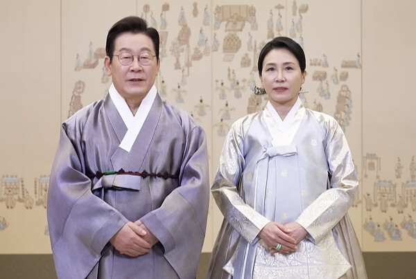 이재명 대통령과 김혜경 여사가 지난 4일 KTV 영상 메시지를 통해 국민들에게 추석 명절 인사를 하고 있다. photo 뉴스1