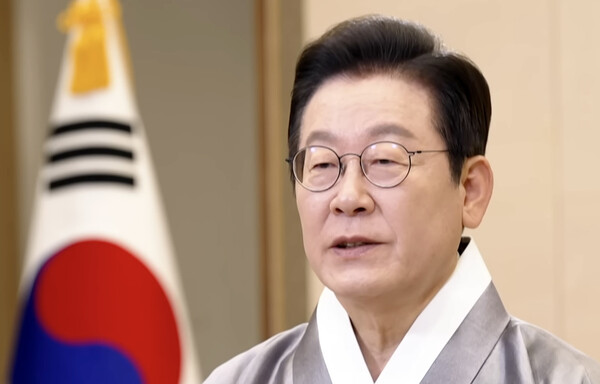 추석을 앞둔 지난 4일, 한복을 입은 이재명 대통령이 영상 메시지로 명절 인사를 하고 있다. photo 뉴스1