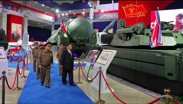 김정은 북한 조선노동당 총비서 겸 국무위원장이 노동당 창당 80주년을 앞두고 지난 4일 평양에서 개막한 무장장비전시회 '국방발전-2025'를 관람하고 있다. photo 뉴시스