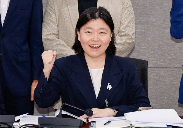 임은정 서울동부지검장이 지난 8월 29일, 서울 여의도 국회 의원회관에서 열린 조국혁신당 주최 검찰개혁 토론회에서 기념 촬영을 하고 있다. photo 뉴스1