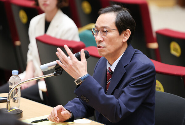 우상호 대통령실 정무수석이 지난달 21일 서울 용산구 대통령실 청사에서 열린 기자간담회에서 취재진의 질의에 답하고 있다. photo 뉴스1