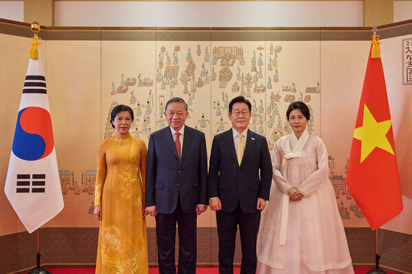 이재명 대통령 내외가 지난 8월 11일, 서울 용산 대통령실 청사에서 국빈 방한한 또 럼 베트남공산당 서기장 내외와 기념촬영을 하고 있다. photo 뉴스1