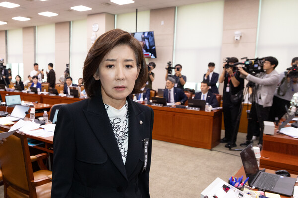지난달 30일 서울 여의도 국회에서 열린 제429회 국회 법제사법위원회 전체회의에서 나경원 국민의힘 의원이 대법원 현장 국정감사 안건에 대해 항의하며 퇴장하고 있다. photo 뉴스1
