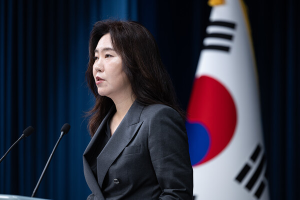 강유정 대통령실 대변인이 지난달 28일 서울 용산 대통령실 청사에서 국가정보자원관리원 화재 관련 브리핑을 하고 있다. photo 뉴스1
