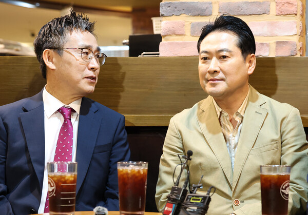 추석 연휴인 7일, 서울 영등포의 한 영화관에서 다큐멘터리 영화 '건국전쟁2'의 김덕영 감독과 대화를 나누는 장동혁 국민의힘 대표(오른쪽). photo 뉴스1