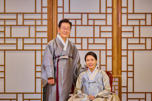 이재명 대통령과 김혜경 여사가 영상 메시지를 통해 국민들에게 추석 명절 인사를 하고 있다. photo 이재명 대통령 X(구 트위터)