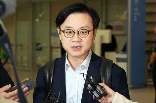 한미 관세협상 후속 협의 관련 미국 방문을 마친 김정관 산업통상자원부 장관이 지난 6일 오전 인천국제공항을 통해 귀국해 이동하며 취재진의 질문에 답하고 있다. photo. 뉴스1