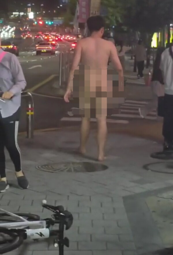 8일 저녁, 서울 강서구 등촌역 인근에서 한 남성이 나체로 거리를 활보하고 있다. photo 독자 제공