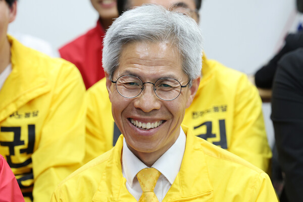 지난 6월 3일 권영국 당시 민주노동당 대통령 후보가 서울시 구로구 선거캠프에 마련된 제21대 대통령선거 개표상황실에서 출구조사 결과를 지켜보고 있다. photo 뉴스1