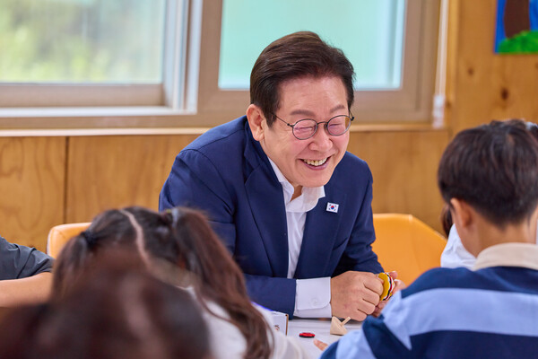 이재명 대통령이 3일 인천 강화군 소재 아동양육시설을 찾아 어린이들과 대화를 하고 있다. photo 뉴스1