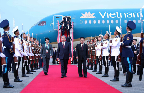 9일, 북한 평양 순안공항에 도착한 또 럼 베트남공산당 서기장이 북한 의장대를 사열하고 있다. photo 뉴시스