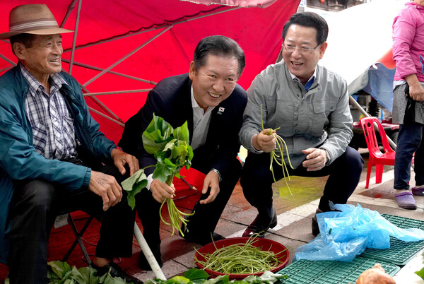 정청래 더불어민주당 대표와 김영록 전남 도지사(오른쪽)가 추석 명절을 앞둔 지난 3일, 전남 구례 5일장을 방문해 상인들과 대화하고 있다. photo 뉴스1