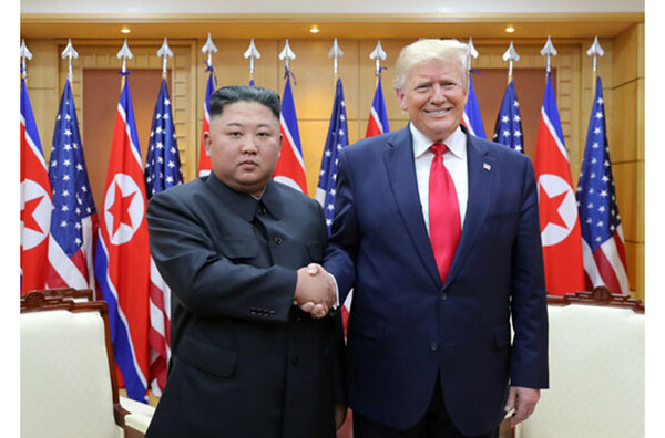 김정은 북한 국무위원장과 도널드 트럼프 미국 대통령이 지난 2019년 판문점 남측 지역에서 악수를 나누고 있다. photo 뉴시스
