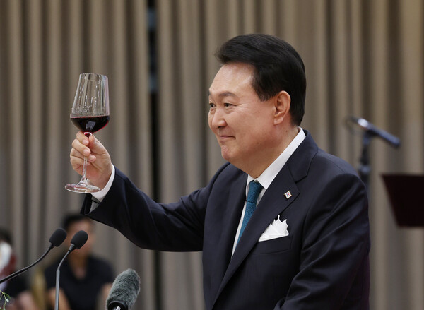 윤석열 전 대통령이 지난 2023년 6월 23일(현지시간) 하노이 국제컨벤션센터에서 열린 국빈 만찬에서 건배 제의를 하고 있다. photo 뉴시스