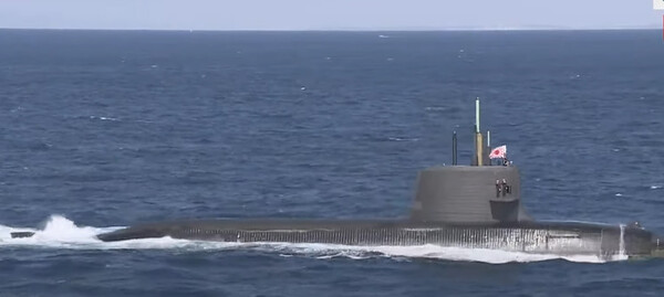 지난 2022년 11월 6일 일본 가나가와현 사가미만에서 열린 국제관함식에서 해상자위대기를 단 일본 디젤잠수함이 항행하고 있다. photo 뉴스1