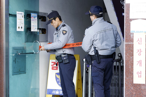 4일 서울 강동구 천호동의 한 재개발 조합 사무실에서 흉기 난동 사건이 발생, 경찰이 현장 출입구에 폴리스 라인을 설치하고 있다. photo 뉴스1