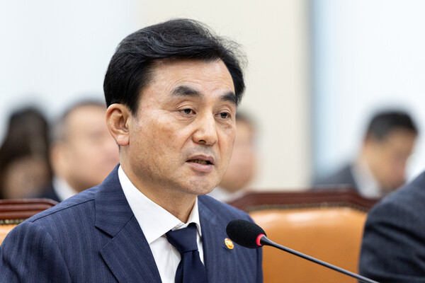안규백 국방부 장관이 5일 서울 여의도 국회에서 열린 제429회국회(정기회) 국방위원회 제6차 전체회의에서 의원 질의에 답변하고 있다. photo 뉴스1