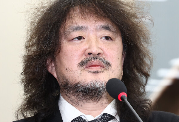 방송인 김어준씨가 지난해 12월 13일 서울 여의도 국회에서 열린 과학기술정보방송통신위원회 전체회의에 출석해 발언하고 있다. photo 뉴스1