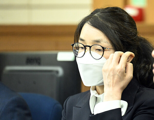 김건희 여사가 지난 9월 24일 서울 서초동 서울중앙지법에서 열린 김 여사의 특정범죄가중처벌법상 알선수재 및 자본시장법·정치자금법 위반 등 사건 첫 재판에 출석하고 있다. photo 뉴스1