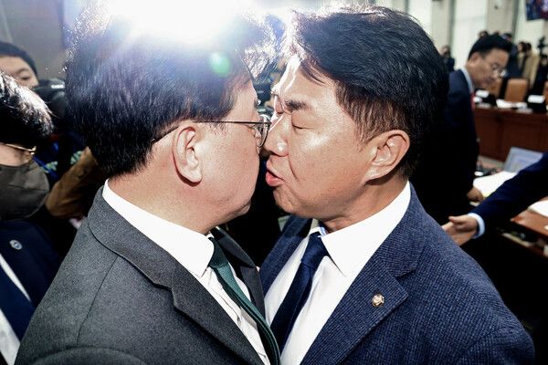 송언석 국민의힘 원내대표와 이기헌 더불어민주당 의원이 6일 오전 서울 여의도 국회에서 열린 운영위원회의 대통령비서실 등 국정감사에서 정회 후 퇴장하는 과정에서 충돌하고 있다. photo 뉴시스