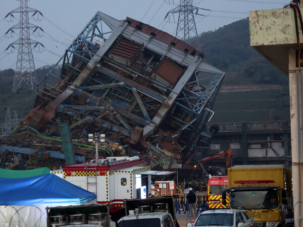7일 새벽 울산 남구 한국동서발전 울산화력발전소 보일러 타워 붕괴 현장에서 소방대원들이 매몰자 수색 및 구조 작업을 벌이고 있다. photo 뉴스1