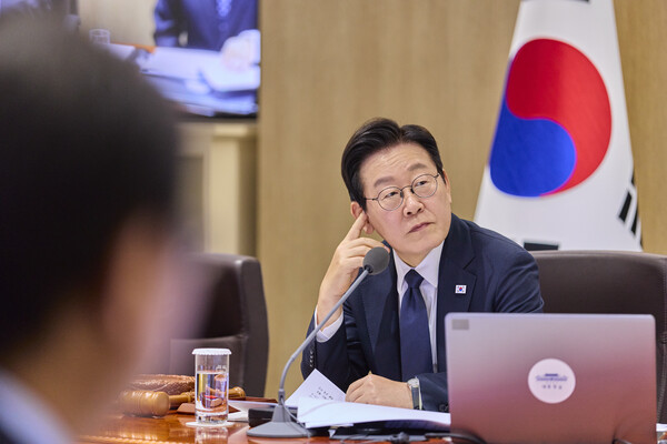 이재명 대통령이 4일 서울 용산 대통령실 청사에서 열린 국무회의에서 발언을 듣고 있다. photo 뉴스1