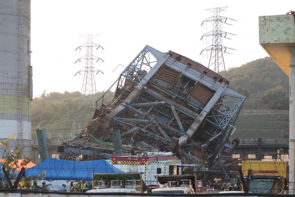 6일 한국동서발전 울산화력발전소에서 보일러 타워 붕괴 사고가 발생해 소방 당국이 구조 작업을 하고 있다. photo 뉴스1