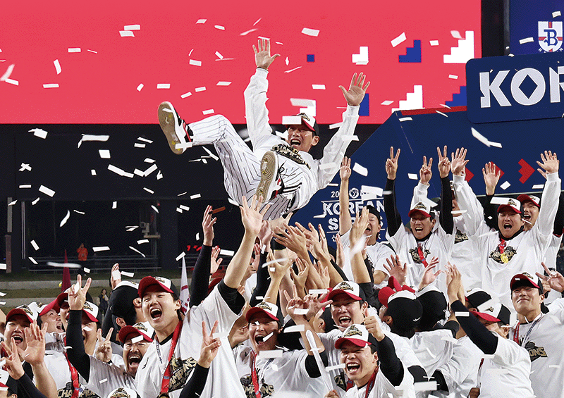 지난 10월 31일 대전 한화생명볼파크에서 열린 프로야구 2025 신한 SOL뱅크 KBO 한국시리즈 5차전 LG트윈스와 한화 이글스의 경기에서, 4 대 1로 승리하며 통합 우승을 차지한 LG 선수들이 염경엽 감독을 헹가래치고 있다. photo 뉴스1