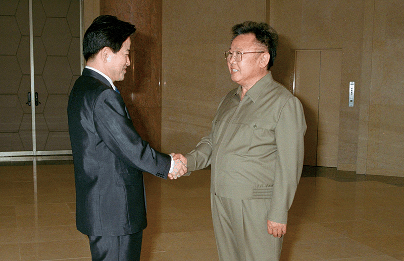 노무현 정부 때인 2005년 6월 김정일 당시 북한 국방위원장(오른쪽)과 평양에서 만난 정동영 당시 통일부 장관. photo 조선일보