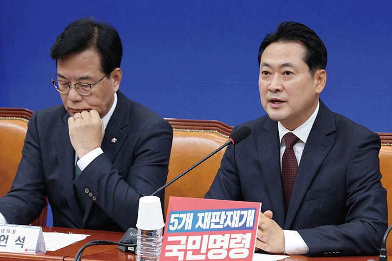 장동혁 국민의힘 대표(오른쪽)가 지난 10월 30일 서울 여의도 국회에서 열린 최고위원회의에서 발언하고 있다. photo 뉴스1