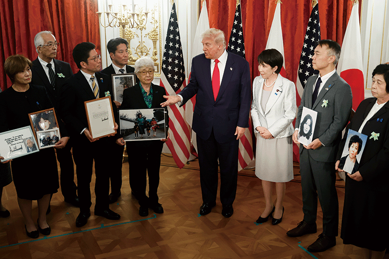 지난 10월 28일 일본 도쿄 아카사카영빈관에서 도널드 트럼프 미국 대통령(오른쪽 넷째)과 다카이치 사나에 일본 총리(오른쪽 셋째)가 일본인 납치피해자 가족들과 만나고 있다. photo 뉴시스
