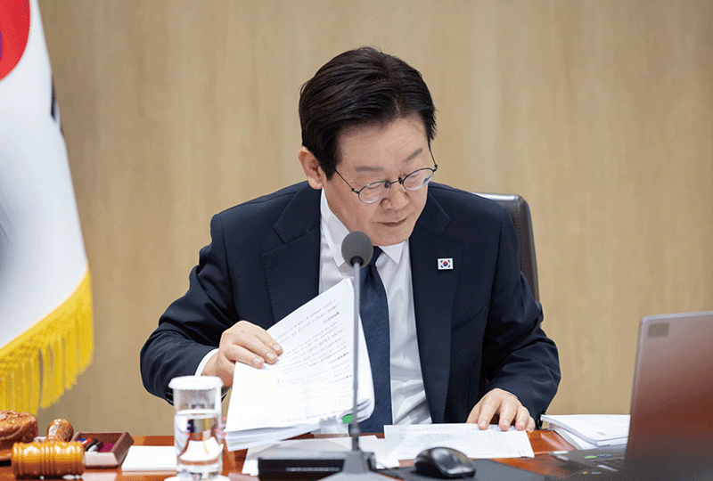 이재명 대통령이 지난 11월 4일 서울 용산 대통령실 청사에서 열린 국무회의에서 자료를 살펴보고 있다. photo 뉴스1