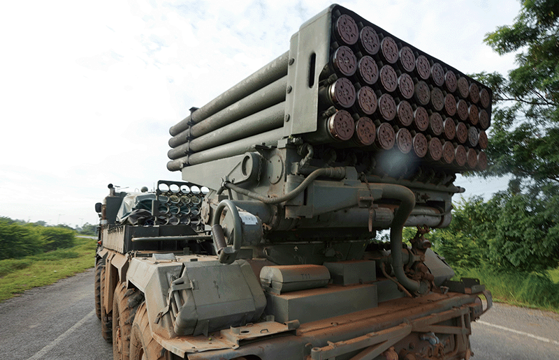 지난 7월 25일 캄보디아와 태국의 국경 충돌이 격화된 가운데 캄보디아 오다르민체이주에서 캄보디아군이 로켓 발사기를 실은 군용 차량을 이동시키고 있다. photo 뉴시스·AP