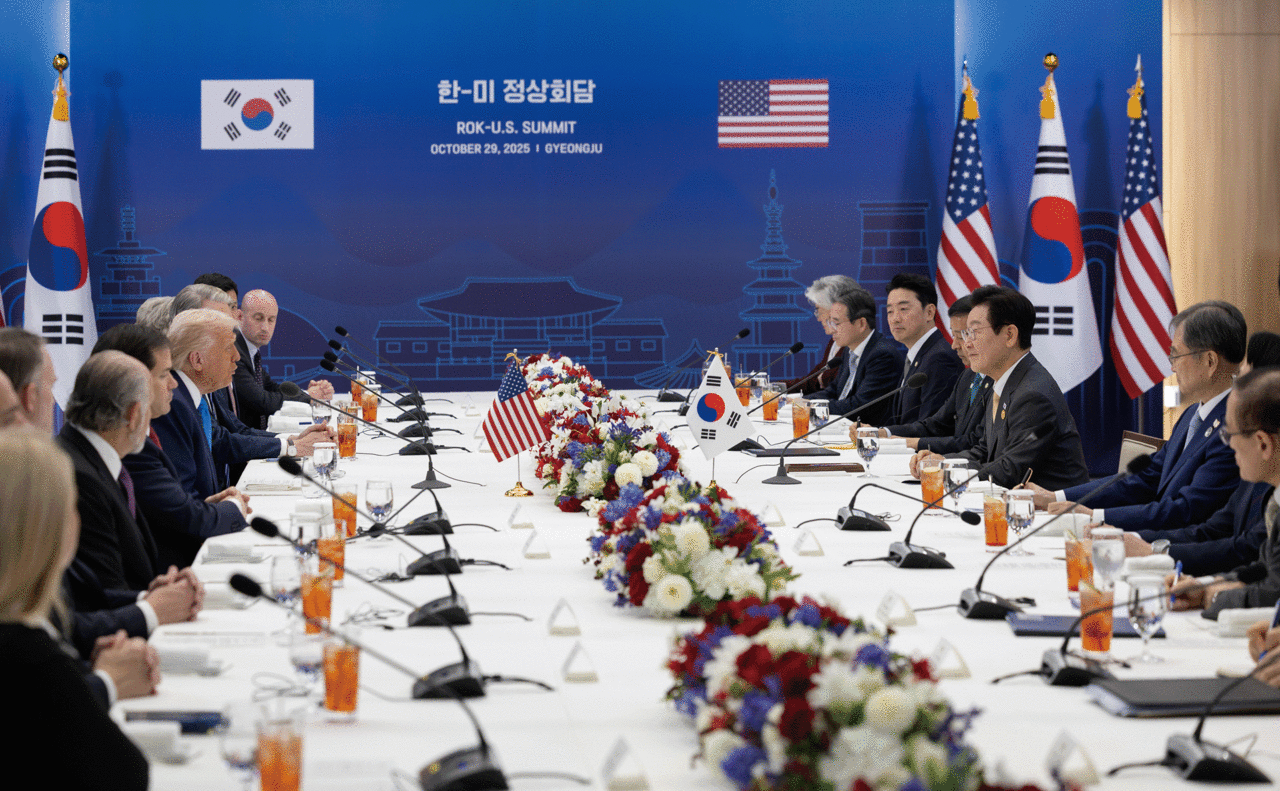 이재명 대통령과 도널드 트럼프 미국 대통령이 지난 10월 29일 경북 경주박물관에서 한·미 확대 오찬회담을 하고 있다. photo 뉴스1