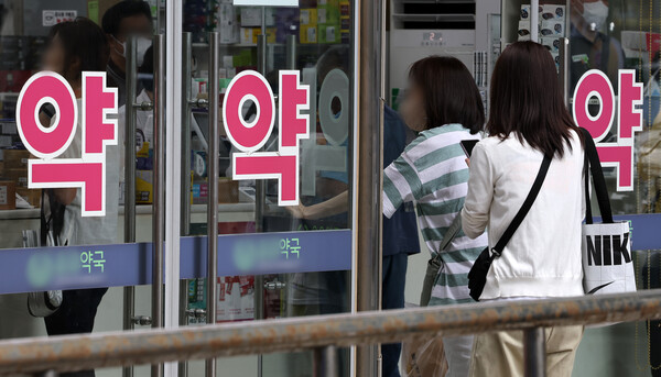 서울 종로구 약국거리에서 시민들이 오가고 있다. 사진은 기사 내용과 관련 없음. photo 뉴스1