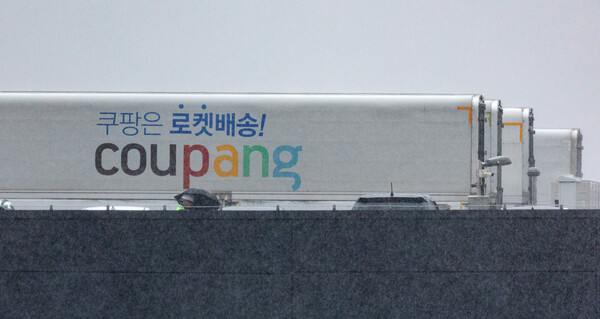 지난 8월 13일 경기 부천시의 한 택배 물류센터에 쿠팡 배송 차량이 정차해 있다. photo 뉴스1