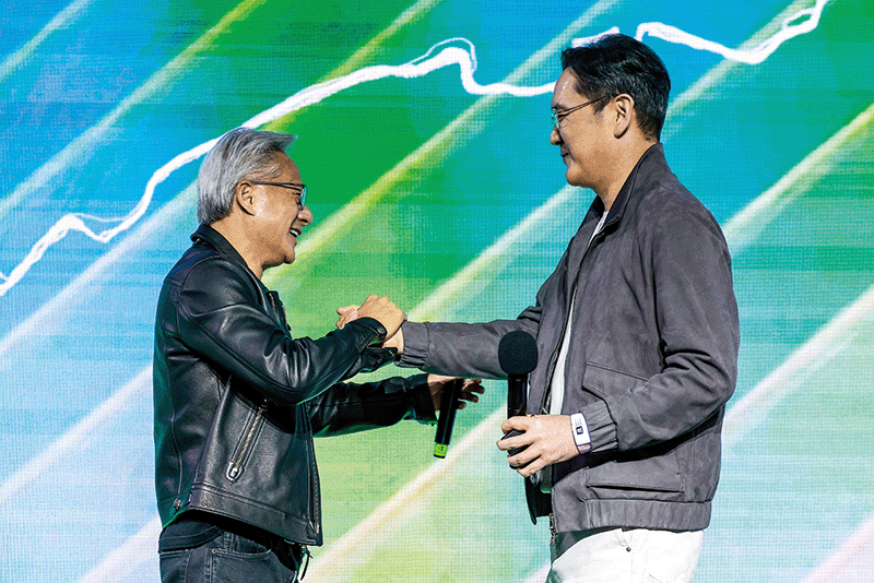 젠슨 황 엔비디아 CEO(왼쪽)와 이재용 삼성전자 회장이 지난 10월 30일 서울 강남구 코엑스에서 열린 엔비디아 지포스 게이머 페스티벌에서 손을 맞잡고 있다. photo 뉴스1