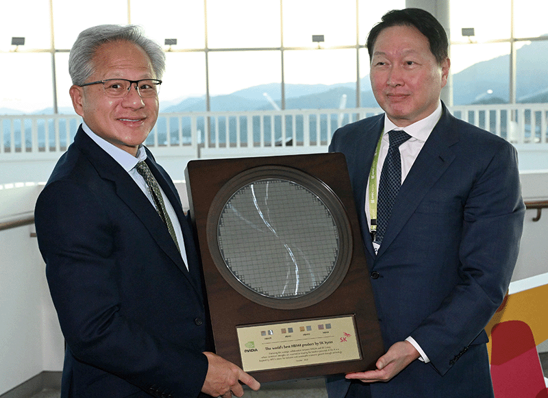 젠슨 황 엔비디아 CEO(왼쪽)가 지난 10월 31일 경북 경주시 경주예술의전당에서 열린 APEC CEO 서밋에 참석해 최태원 SK그룹 회장으로 부터 SK하이닉스의 HBM4 반도체 웨이퍼를 선물로 받고 있다. photo 뉴스1