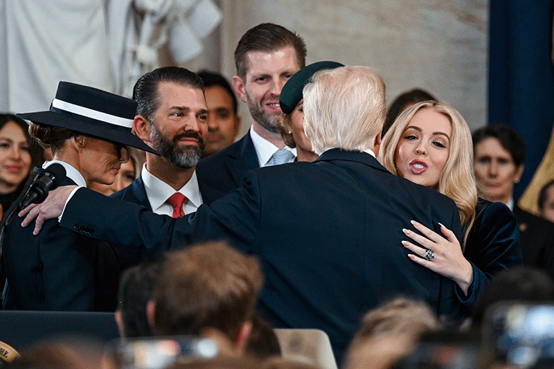 지난 1월 20일 미국 워싱턴 의회의사당 로툰다홀에서 열린 제60대 대통령 취임식에서 가족들과 포옹하는 도널드 트럼프 대통령(가운데 뒷모습)의 모습을 도널드 트럼프 주니어(왼쪽 첫 번째 남성)가 지켜보고 있다. photo 뉴시스·AP
