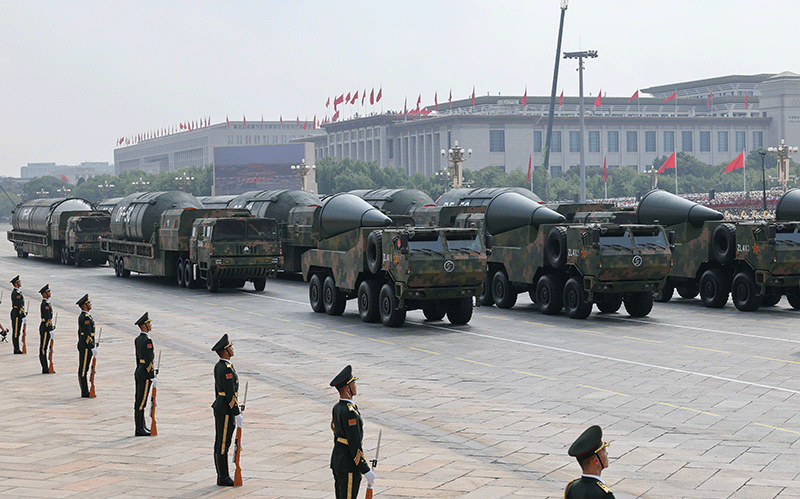 지난 9월 3일 중국 베이징에서 열린 ‘항일전쟁 및 세계 반파시스트 전쟁 승리 80주년’ 기념 열병식에 참가한 중국군의 핵미사일 부대. photo 뉴시스·신화통신