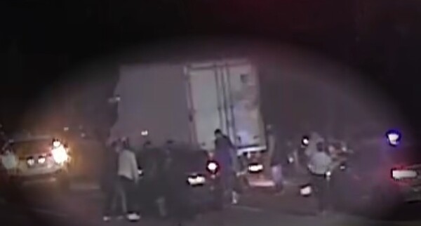 어린이보호구역(스쿨존)에서 사고를 당한 아이를 구하기 위해 시민들이 몰려들었다. photo TV CHOSUN