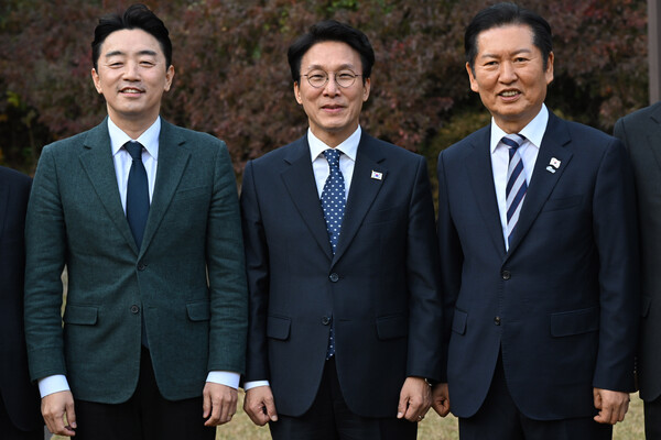 김민석 국무총리(가운데)와 정청래 더불어민주당 대표(오른쪽), 강훈식 대통령실 비서실장이 9일 서울 종로구 삼청동 총리 공관에서 열린 고위당정협의회에 앞서 기념촬영을 하고 있다. photo 뉴스1