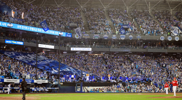 지난 10월 13일 오후 대구 삼성라이온즈파크에서 열린 프로야구 2025 신한 SOL뱅크 KBO 준플레이오프 3차전 SSG 랜더스와 삼성 라이온즈의 경기에서 응원단이 열정적인 응원을 펼치고 있다. photo 뉴스1
