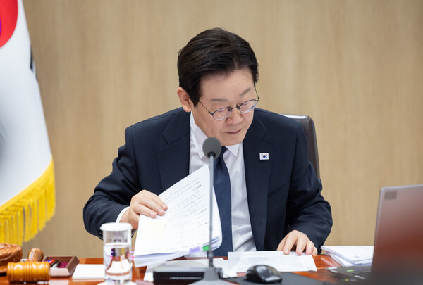이재명 대통령이 4일 서울 용산 대통령실 청사에서 열린 국무회의에서 자료를 살펴보고 있다. photo 뉴스1