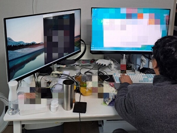 경찰이 압수수색 과정에서 매크로를 확인하고 있는 모습. photo 서울경찰청