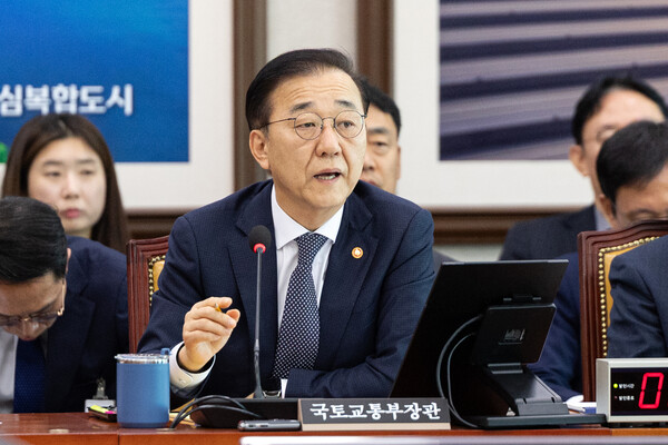 김윤덕 국토교통부 장관이 11일 서울 여의도 국회에서 열린 제429회국회(정기회) 국토교통위원회 제5차 전체회의에 출석해 의원 질의에 답변하고 있다. photo 뉴스1