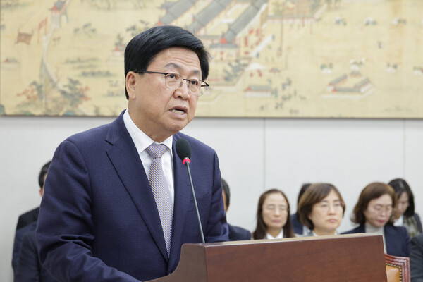 최교진 교육부 장관이 11일 서울 여의도 국회에서 열린 교육위원회 전체회의에서 예산안 제안 설명을 하고 있다. photo 뉴스1